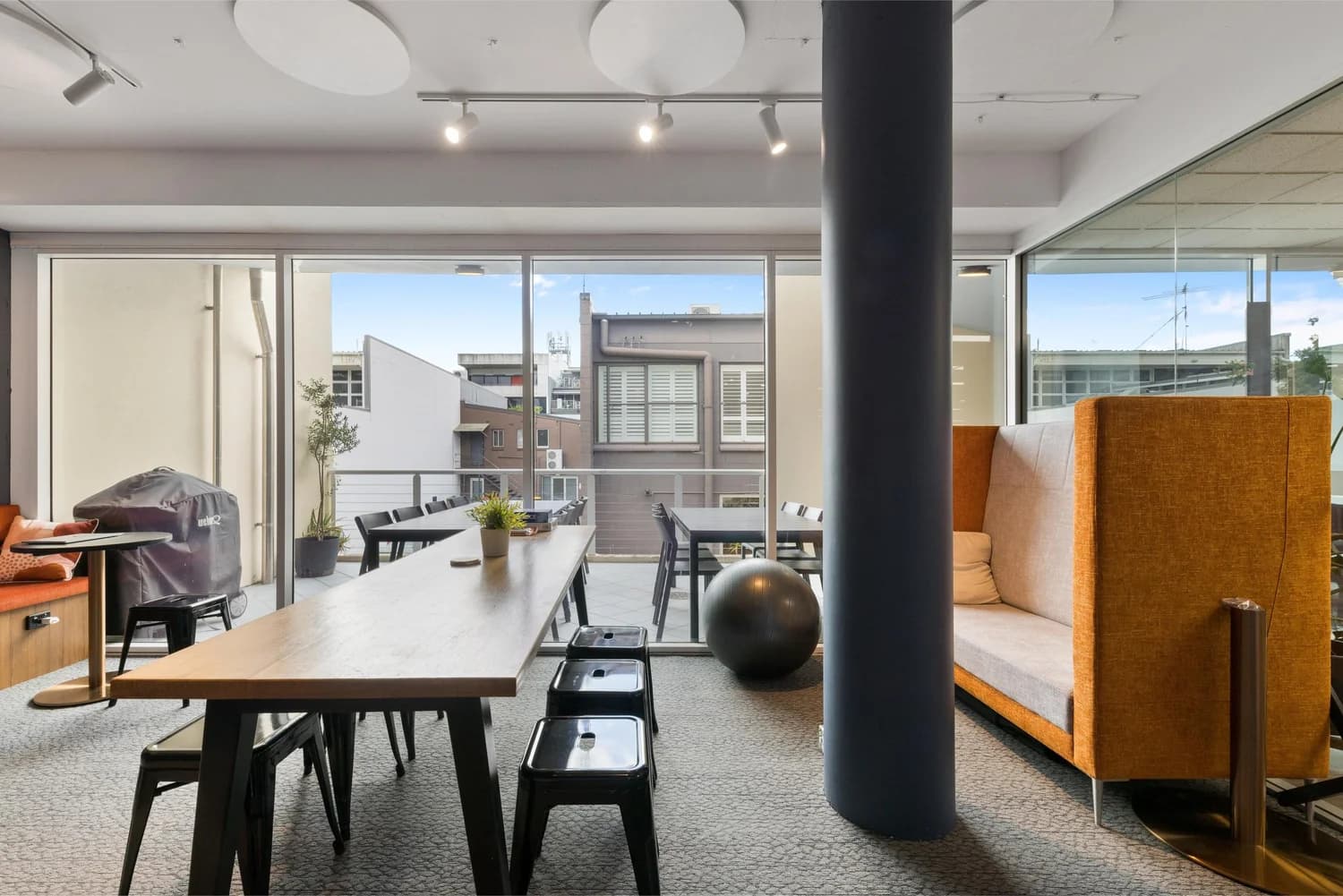 Shared floor with booth seating at LINK Coworking